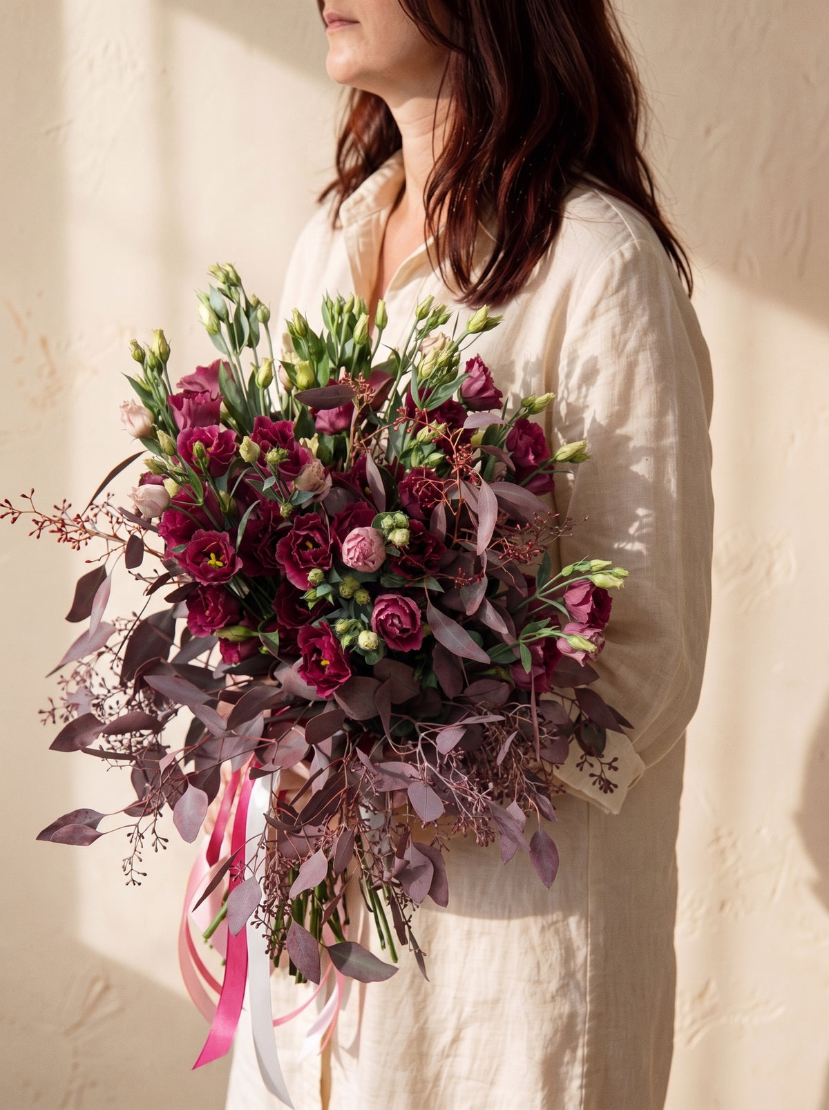 Ombraia, mazzo di lisianthus bordeaux ed eucalipto — consegna a Torino