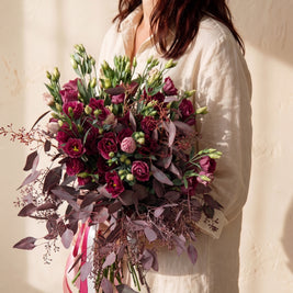 Ombraia, mazzo di lisianthus bordeaux ed eucalipto — consegna a Torino