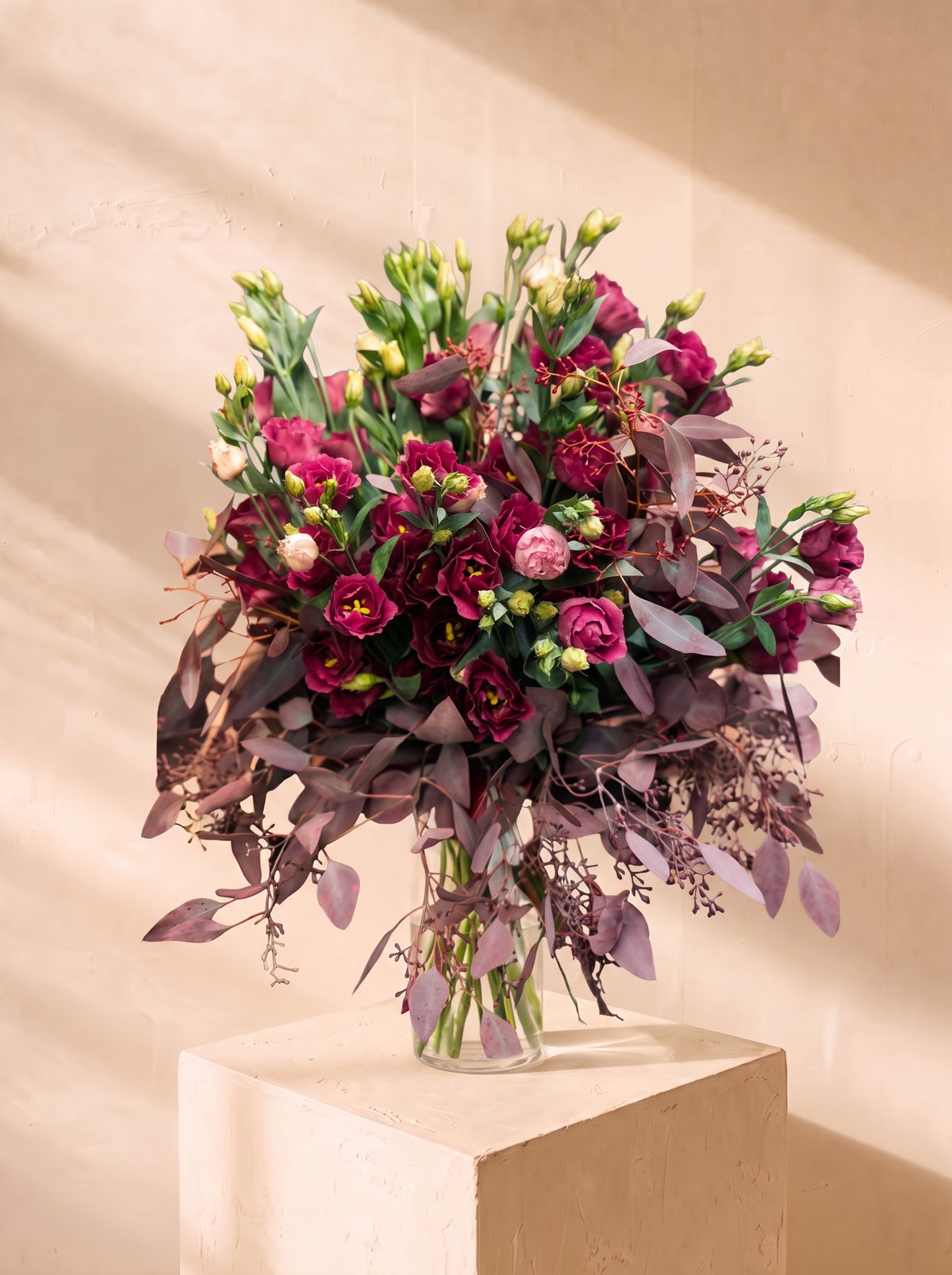Ombraia, lisianthus bordeaux ed eucalipto nel vaso — Emozioni Fiori Torino