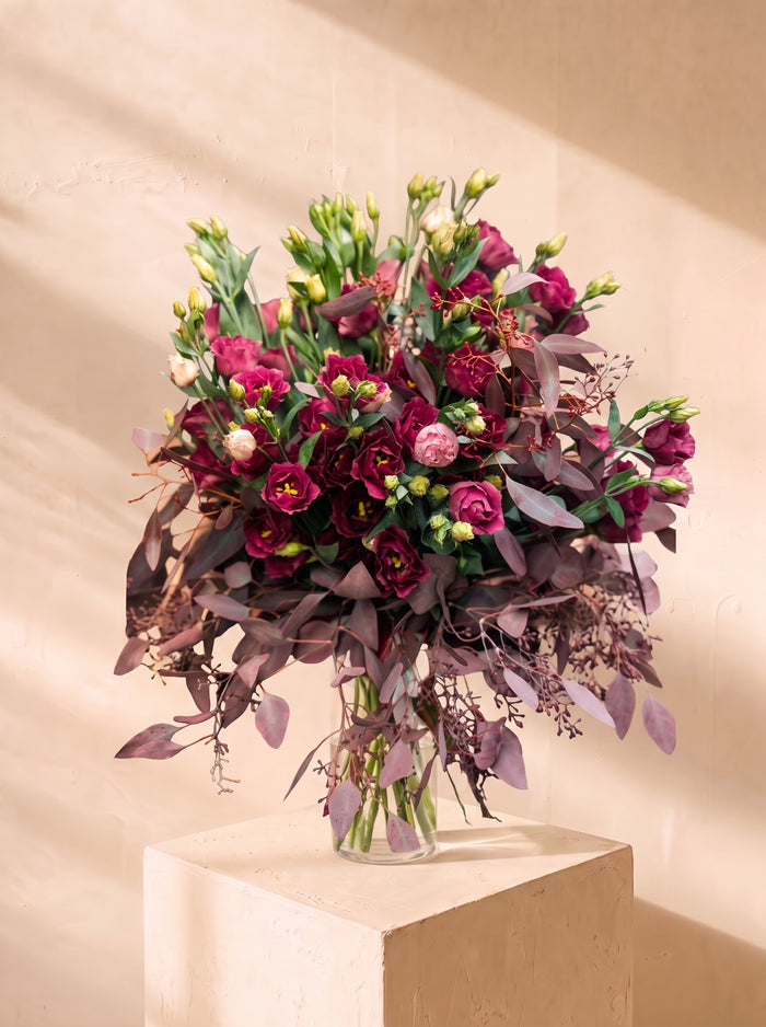 Ombraia, lisianthus bordeaux ed eucalipto nel vaso — Emozioni Fiori Torino