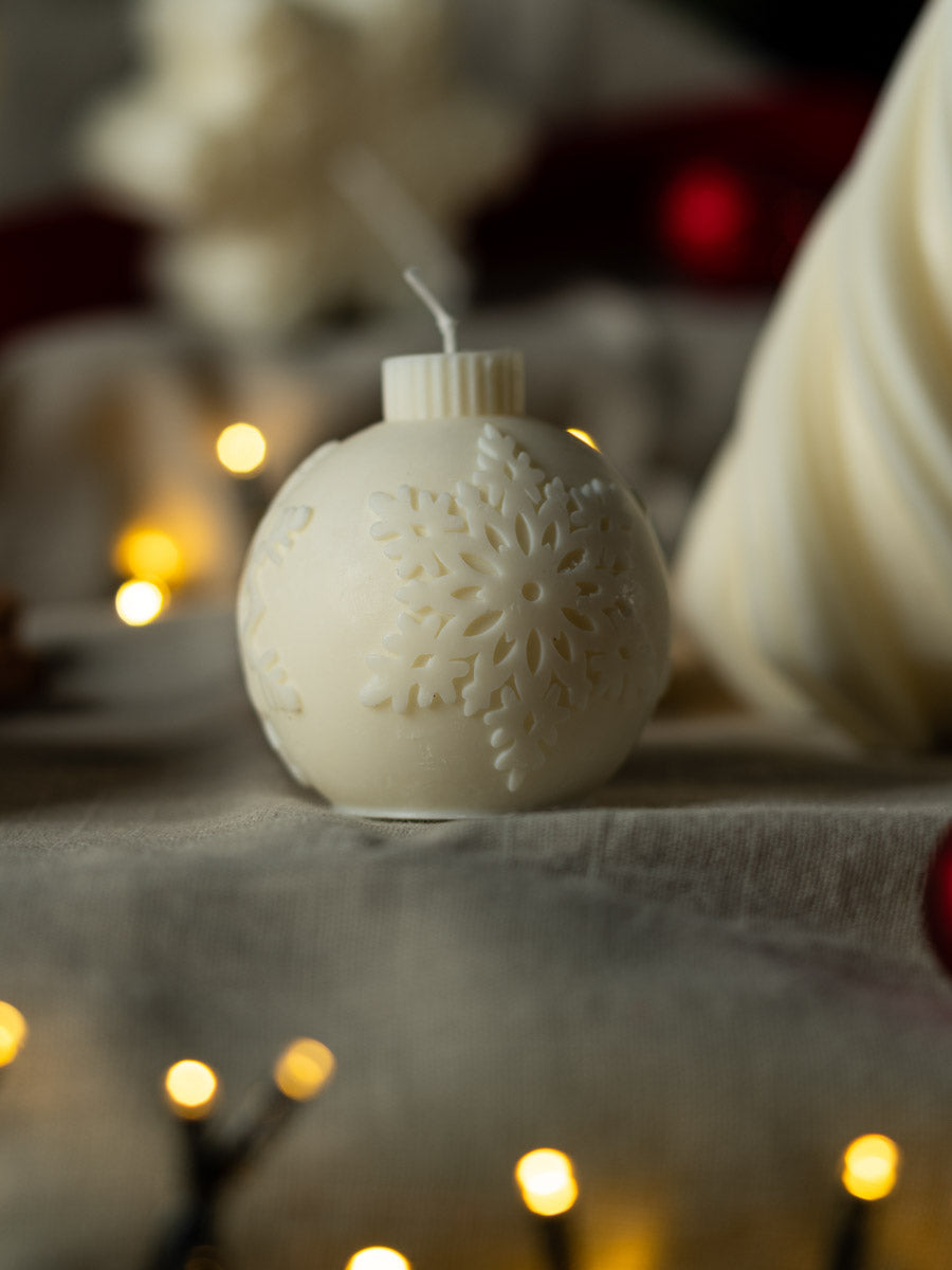 Candela Palla di Natale in Cera di Soia – Artigianale e Decorativa