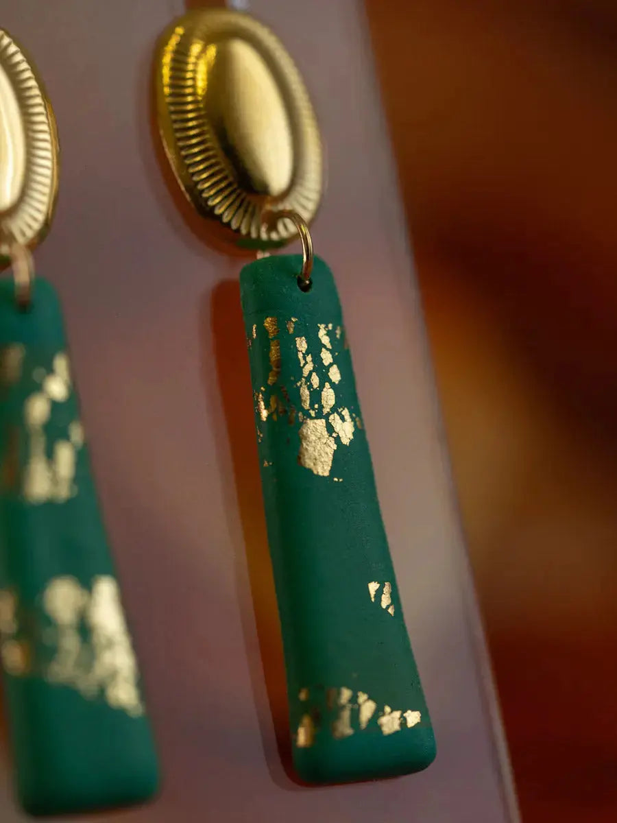 Orecchini Pendenti Verde Smeraldo con Foglia Oro – Argilla Artigianale | Clay Design Emozioni