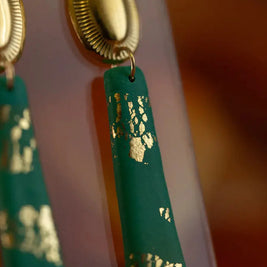 Orecchini Pendenti Verde Smeraldo con Foglia Oro – Argilla Artigianale | Clay Design Emozioni