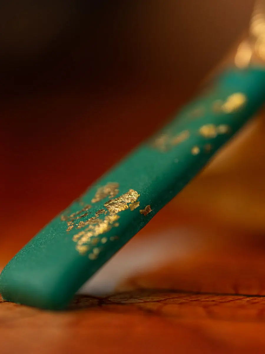 Orecchini Pendenti Verde Smeraldo con Foglia Oro – Argilla Artigianale | Clay Design Emozioni