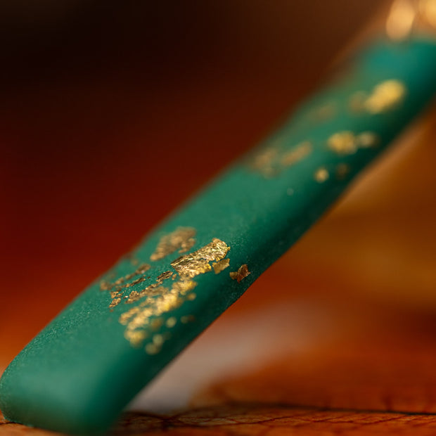 Orecchini Pendenti Verde Smeraldo con Foglia Oro – Argilla Artigianale | Clay Design