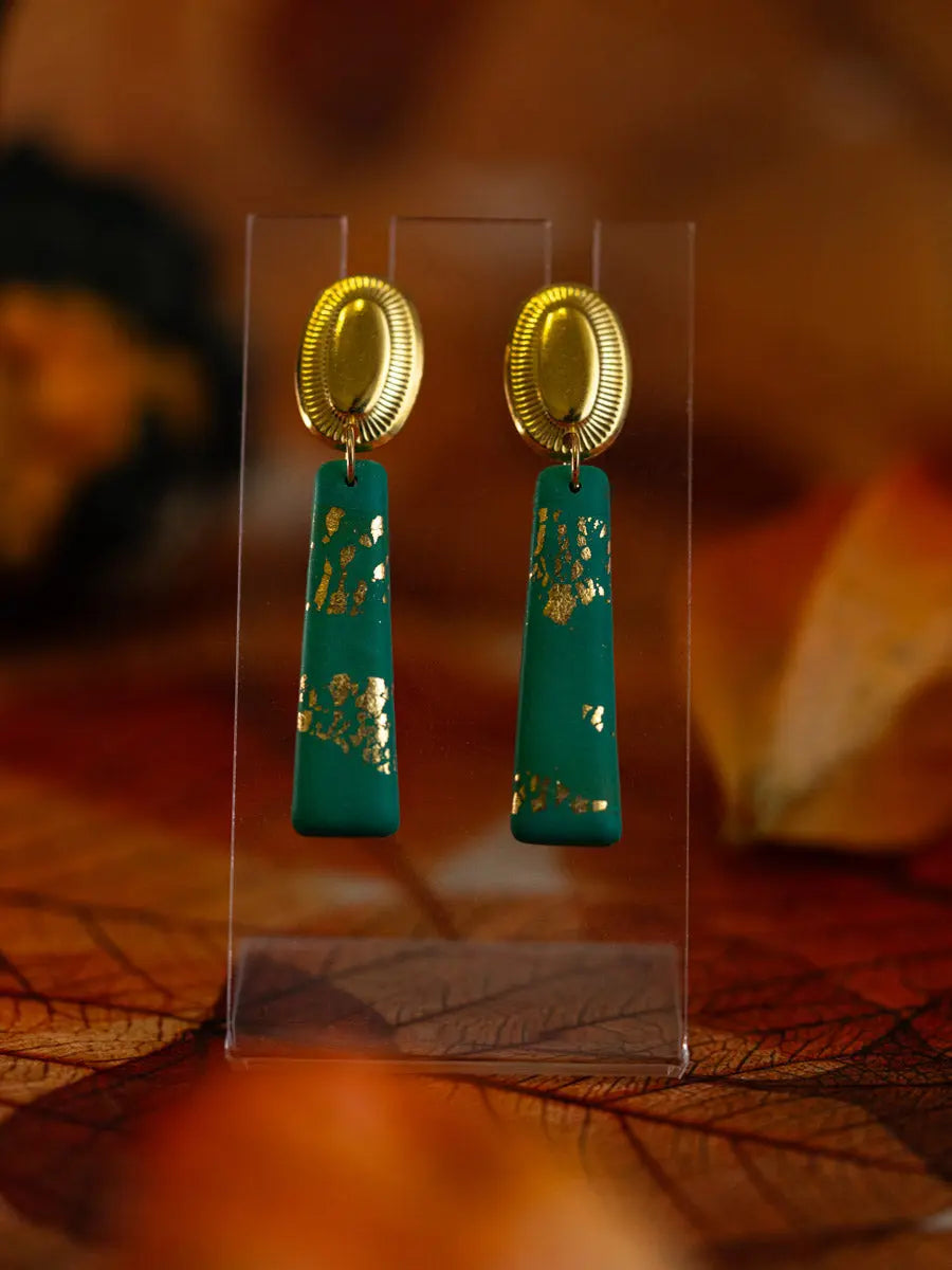 Orecchini Pendenti Verde Smeraldo con Foglia Oro – Argilla Artigianale | Clay Design Emozioni