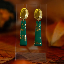 Orecchini Pendenti Verde Smeraldo con Foglia Oro – Argilla Artigianale | Clay Design Emozioni