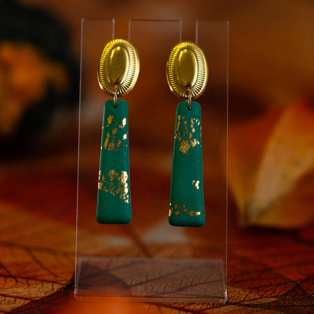 Orecchini Pendenti Verde Smeraldo con Foglia Oro – Argilla Artigianale | Clay Design