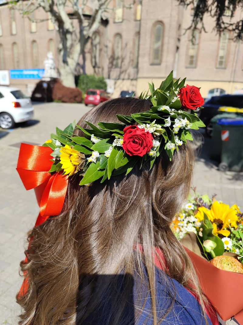 Corona di laurea Emozioni con roselline rosse e fiocco arancio, foto della cliente Chiara
