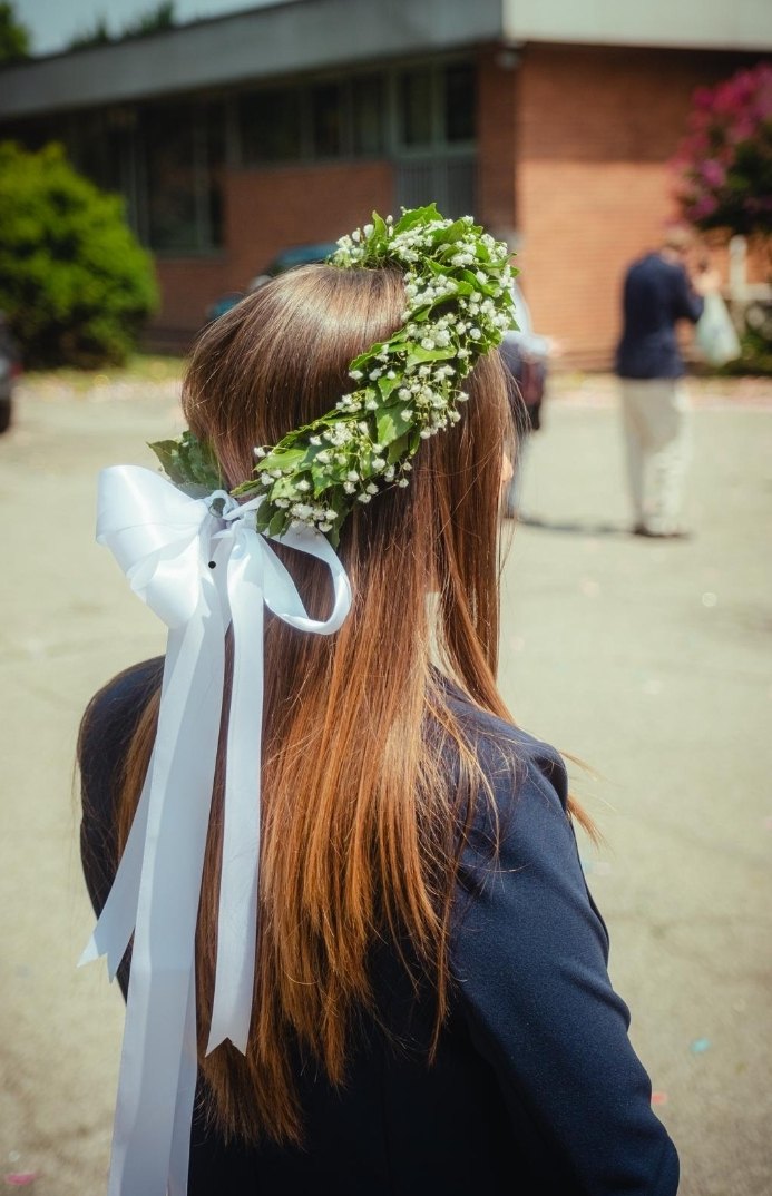 Corona di laurea Emozioni con gypsophila e fiocco bianco, foto di Stefano il giorno della laurea della figlia