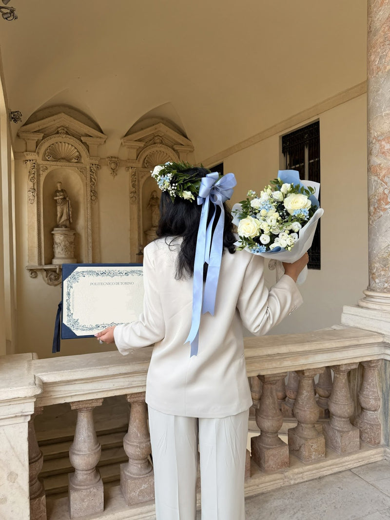 Laureata del Politecnico di Torino con corona e bouquet Emozioni, foto della cliente Yasmine