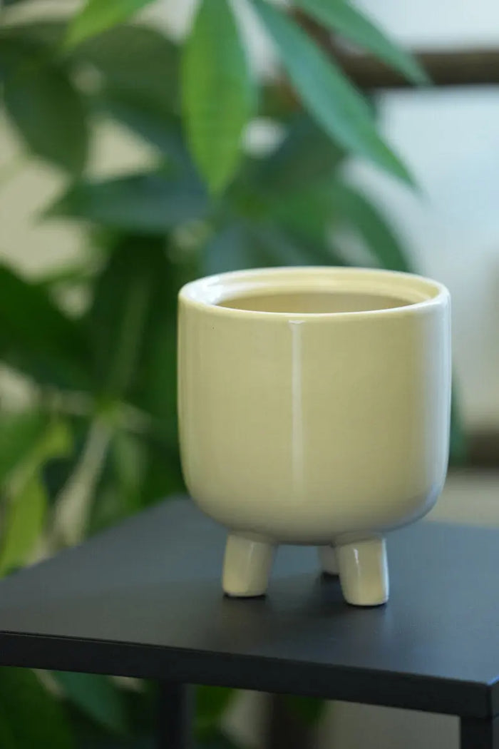 Vaso Beige su Piedini – Ceramica Design Emozioni
