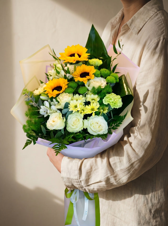 Loggia, bouquet con girasoli e rose bianche — consegna a Torino