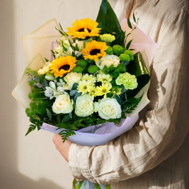 Loggia, bouquet con girasoli e rose bianche — consegna a Torino