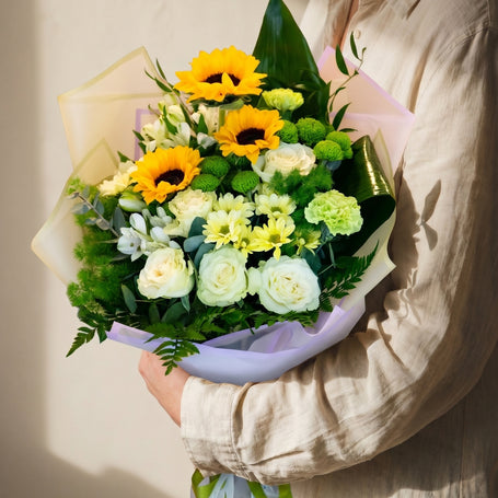 Loggia, bouquet con girasoli e rose bianche — consegna a Torino