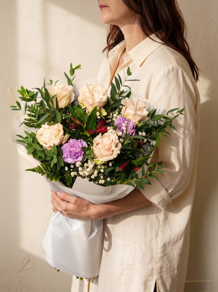 Conservatoria, bouquet con rose bianche e garofani lilla — consegna a Torino