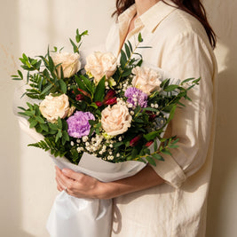 Conservatoria, bouquet con rose bianche e garofani lilla — consegna a Torino