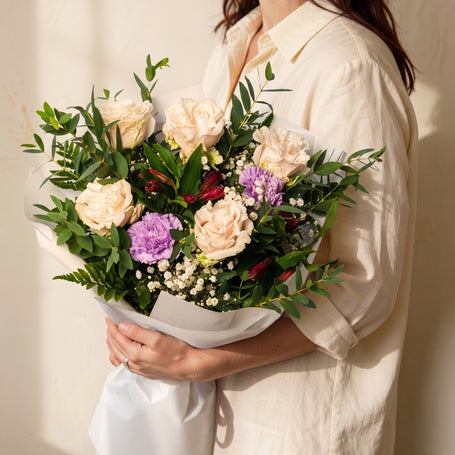 Conservatoria, bouquet con rose bianche e garofani lilla — consegna a Torino