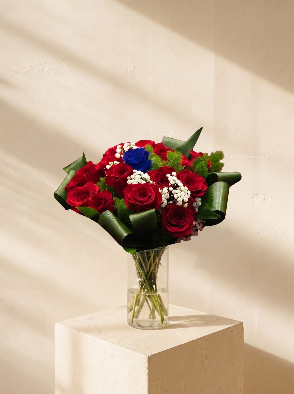 Pergola, bouquet di rose rosse e rosa blu nel vaso — Emozioni Fiori Torino