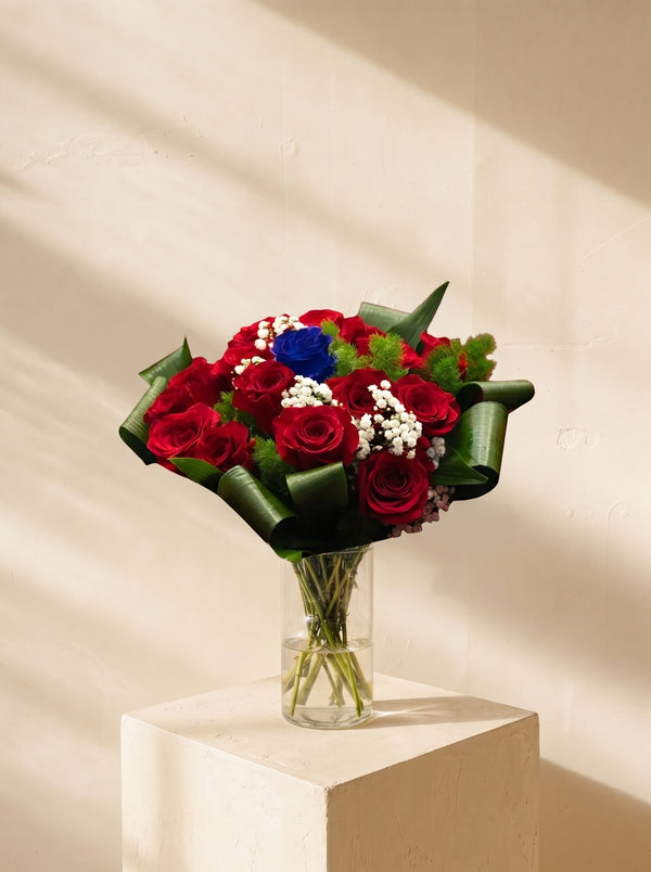 Pergola, bouquet di rose rosse e rosa blu nel vaso — Emozioni Fiori Torino
